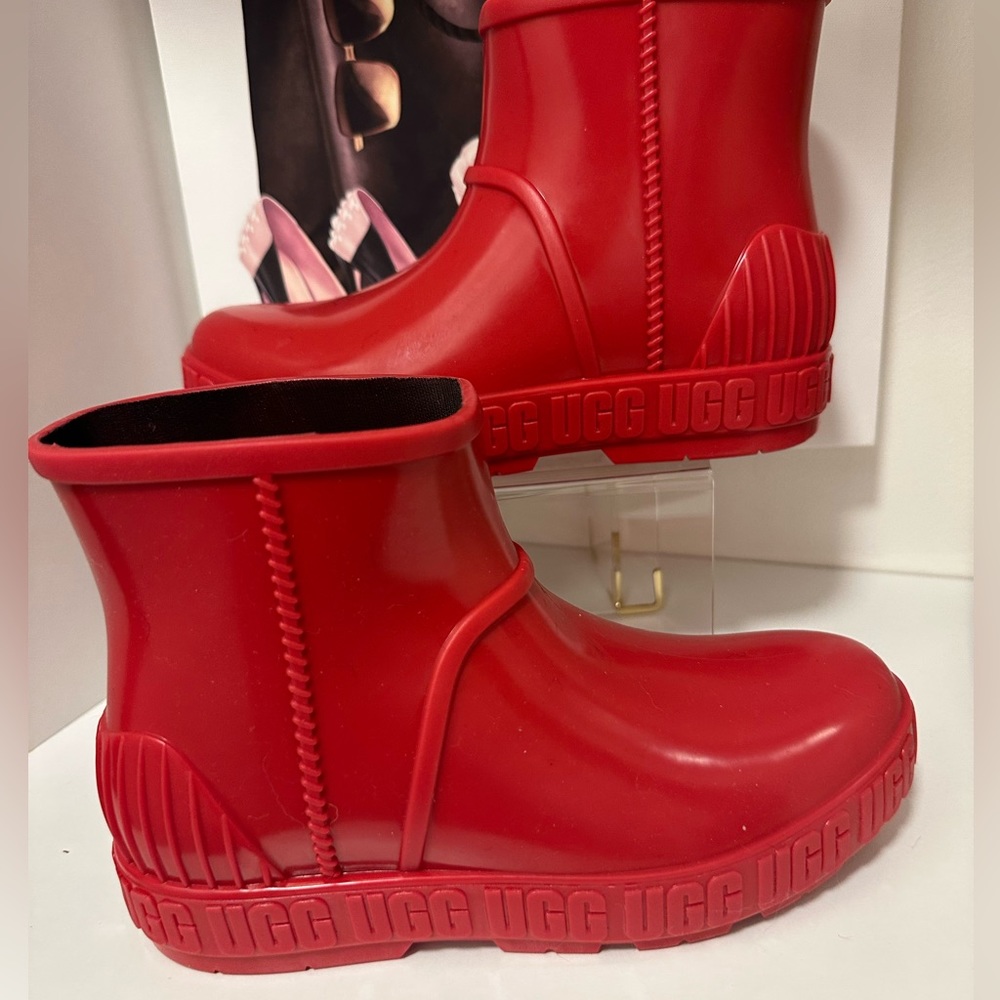 New Ugg without box  the Drizlita Waterproof Rain kid Bootie  
Waterproof size 3
